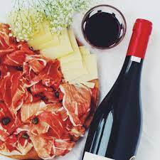 raclette et vin rouge