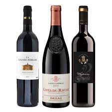 Idées de Titre : Offrir une Bouteille de Vin Rouge, un Cadeau Élégant et Intemporel
