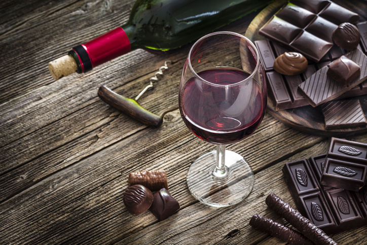Douceur Gourmande : Vin Rouge et Dessert Chocolaté