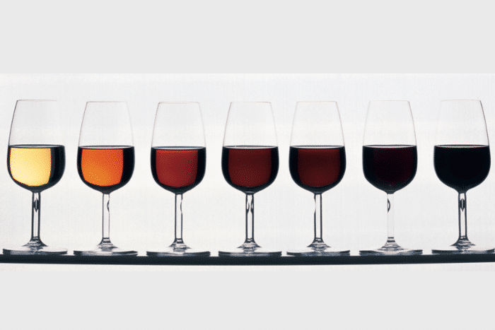 Exploration de la Couleur Profonde du Vin Rouge